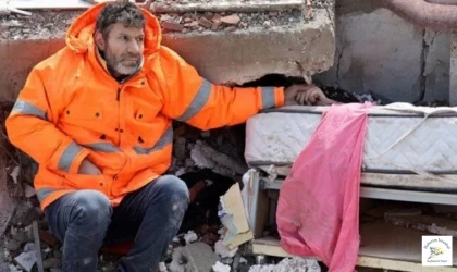 Depremde kaybettiği kızının elini bırakamadı Tarifi olmayan acının fotoğrafı