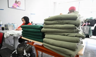 Depremzedeler için battaniye, eşofman üretiyorlar
