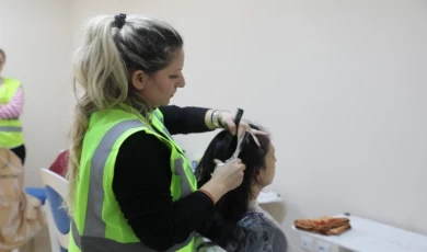 Depremzedeler Kocaeli’de kuaförlük hizmetiyle moral buldu