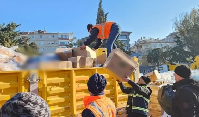 Gölcük’ten Deprem Bölgelerine 41 Tır Yardım Malzemesi