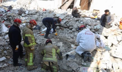 Hatay’da enkaz yığınlarında nefes arayışı