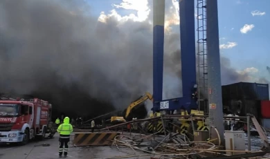 İskenderun Limanı’ndaki Yangında Soğutma Çalışmaları Sürüyor