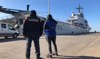 İtalya’nın yardım yüklü donanma gemisi İskenderun’da