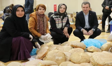 İzmir Bergama’da depremzedeler için ekmek pişiriyorlar