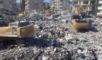 İzmir ekipleri depremin 102. saatinde bir canı daha kurtardı