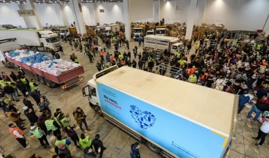 İzmir’den deprem bölgesine yardım malzemesi yağıyor: Havadan, karadan, denizden kesintisiz destek