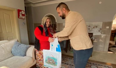 İzmit’e yerleşen depremzedeleri yalnız bırakmıyorlar