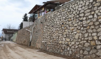 İzmit’te hasarlı istinat duvarı yenilendi