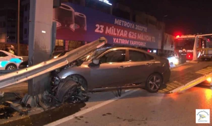 Kadıköy'de feci kaza: Otomobil bariyere ok gibi saplandı