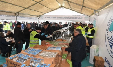 Kayseri Büyükşehir’den depremzedelere mobil mutfak