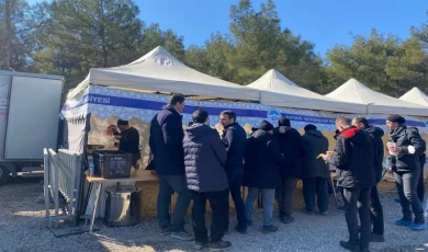 Kayseri Büyükşehir’den depremzedelere sıcak yemek ikramı