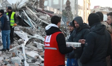 Kızılay Afet Bölgelerinde Beslenme Hizmetlerini Sürdürüyor