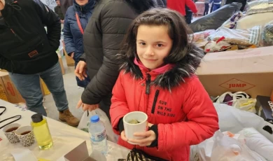 Kumbarasında biriktirdiği parasını Kızılay’a bağışladı