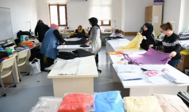 Kursiyerlerden depremzedelere battaniye ve eşofman takımı