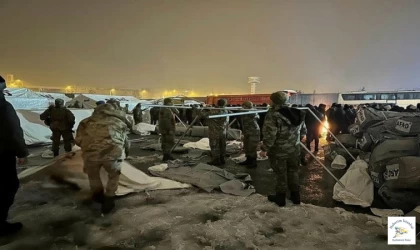 Mehmetçik depremzedeler için sahada! .