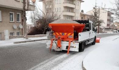 Nevşehir Belediye Ekipleri Tuzlama Çalışması Yapıyor