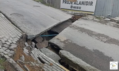 Pendik'te yol çöktü! İki bina boşaltıldı