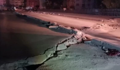 Son depremde köprüde büyük yarıklar oluştu