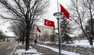 TBMM’de ’egemenliği’ simgeleyen bayrak dışındaki tüm bayraklar yarıya indirildi