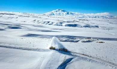 Van Büyükşehir Belediyesi, Süphan Dağı eteklerinde bulunan 2 bin rakımlı mahalle yollarında karla mücadele mesaisi yürütüyor