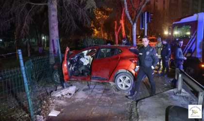 17 yaşında sürücü, ruhsatsız 3 silah... Bakırköy'deki feci kazada ölü ve yaralılar var