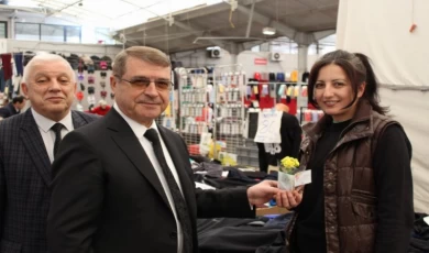 BESOB yönetiminden kadın esnaflara çiçekli ziyaret