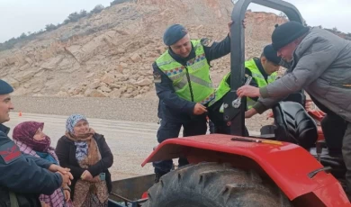 Bilecik Jandarması’ndan traktör sürücülerine ’reflektör’ uyarısı