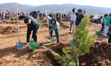 Bilecik Pazaryeri’nde fidanlar depremde hayatını kaybedenler için yeşerecek