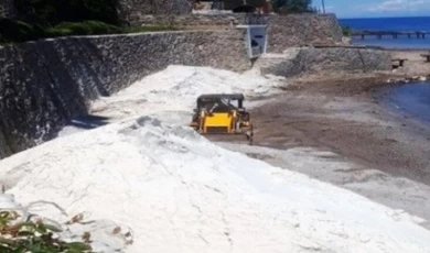 Bodrum Zabıtası’ndan beyaz kum dökümüne müdahale