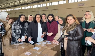 Bursalı ’AK Kadınlar’dan 550 koli mutfak seti