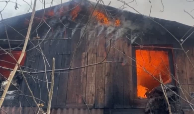 Düzce’de yangın: Ahşap ev kullanılamaz hale geldi