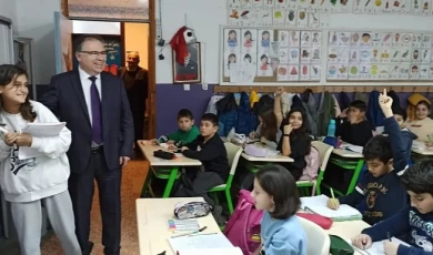 Foça Kaymakamı TÜRKÖZ, birleştirilen okulları ziyaret ediyor.