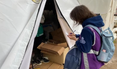 Hatay’da ’Mor Otobüs’ ile hijyen çantası dağıtılıyor