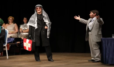 İzmir’de ’Güçlü Kadınlar’ afetzedeler için sahne aldı