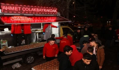 Kayseri Kocasinan’dan teravih sonrası tatlı ikram