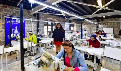 Meslek Fabrikası’nda depremzedeler için iç çamaşırı üretiliyor
