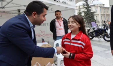 Minik Haticenur elde ettiği geliri bağışladı