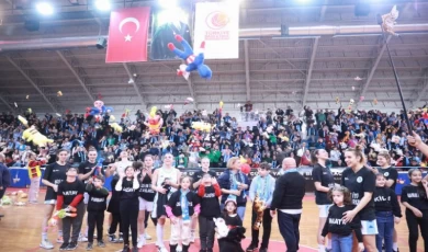 Oyuncaklar afetzede çocuklar için sahaya atıldı