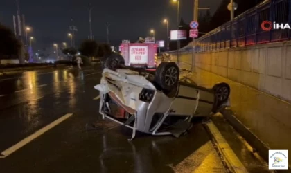 Refüjü aştı, karşı şeritteki araca çarpıp takla attı: 3 yaralı