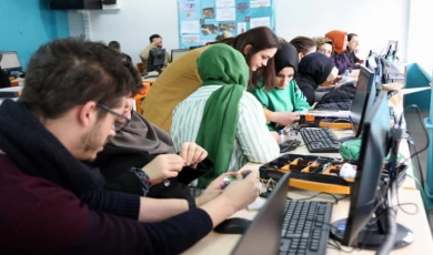 Robotik kodlama için eğiticiler eğitiliyor