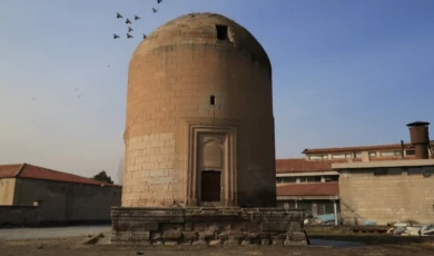 Sırçalı Kümbet özüne dönüyor