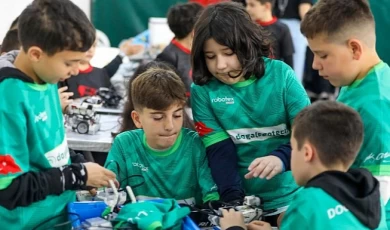 Buca’nın bilim üssü Roboteks’te madalyaları topladı