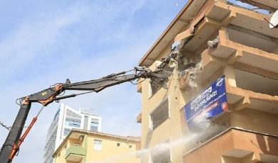 İBB,Yüzde 0 Deprem Güvenliği’ Olan Kartal’daki Akın Apartmanı’nı Yıktı