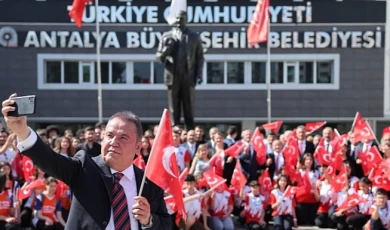 Antalya Büyükşehir Belediye Başkanı Muhittin Böcek: Atatürk Anıtına Çelenk Sundu