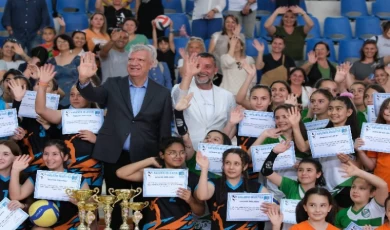 İzmir Narlıdere’nin spor okullarında sertifika heyecanı