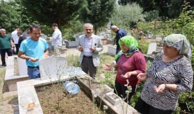 Kabir ziyareti yapan Çayırovalılara çiçek dağıtıldı