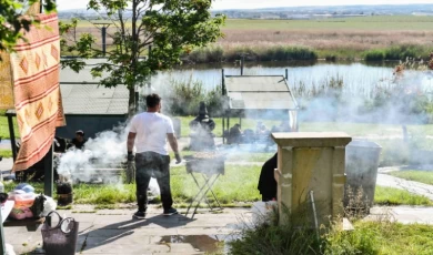 Kurbanını kesen mangala koştu