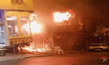 Beyoğlu’nda apartman yangını: 2 kişi dumandan etkilendi
