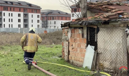 Arnavutköy’de yaşlı adamın yaşadığı gecekondu tamamen yandı