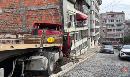 Beşiktaş’ta büyük tehlike atlatıldı: Freni boşalan tır binaya çarptı